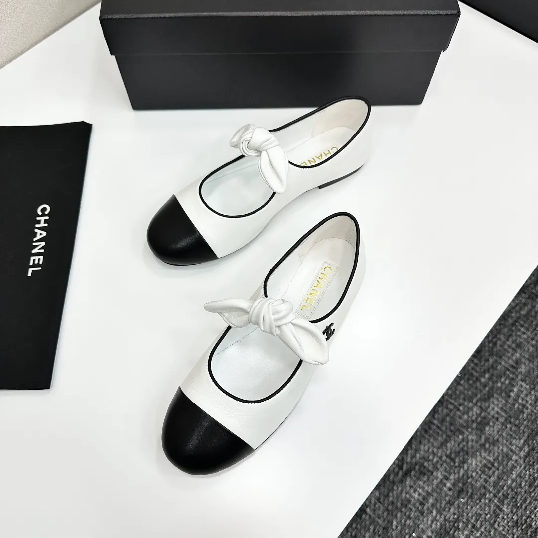 👟👟Ex-factory price 480👟👟 Chanel 25C Early Spring Mary Jane Shoes Series This season’s shoes are all great! The pure black Mary Jane is very comfortable on the feet and the upper leather is also very soft, so you don’t have to worry about rubbing your feet. The bunny ears are also very cute, and the black and white color matching and black fabric cover are very nice. Upper cowhide, inner sheepskin, leather outsole Size: 35-39 40/41 customized